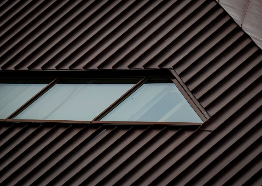 Dachfenster in einem dunkel eingedeckten Dach