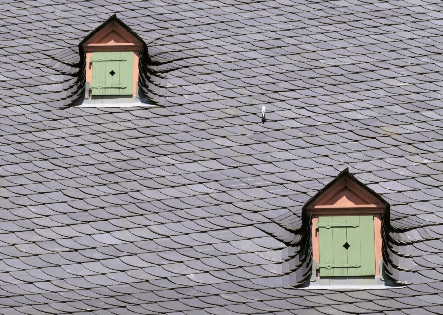 Graues Schieferdach mit zwei kleinen Dachgauben